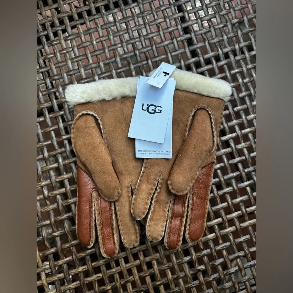 UGG Seamed Sheepskin Tech Gloves in Chestnut New with Tags!